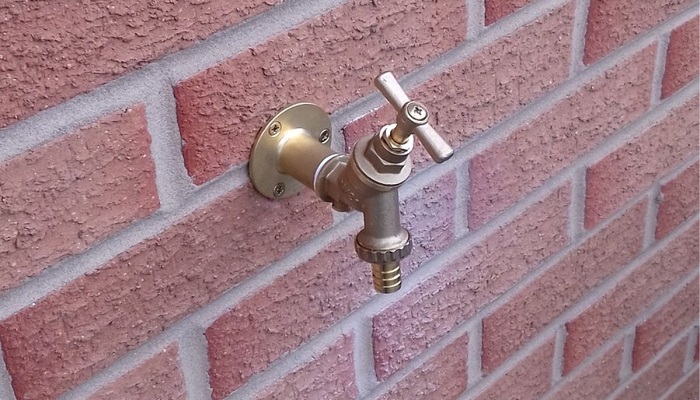//www.smtplumbingandheating.co.uk/wp-content/uploads/2021/06/outdoortap.jpg
